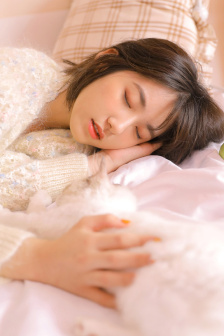 女朋友下面很紧进去一点很痛